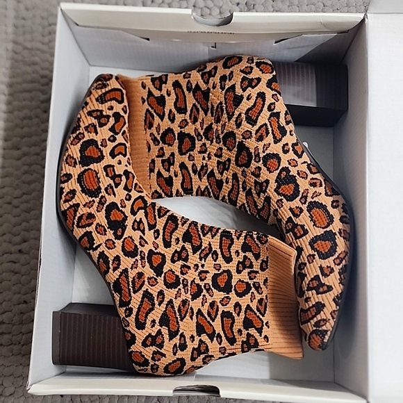 🆕️ sz 9 leopard print boots🔥 - Picture 1 of 6